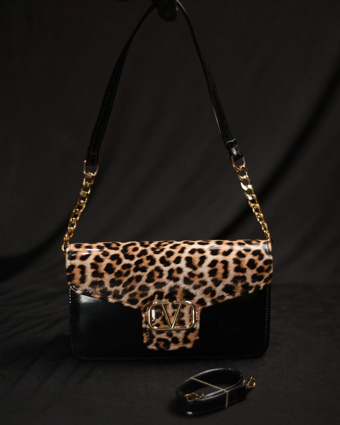 V-Logo Structured Shoulder Bag – Black Noir Leo