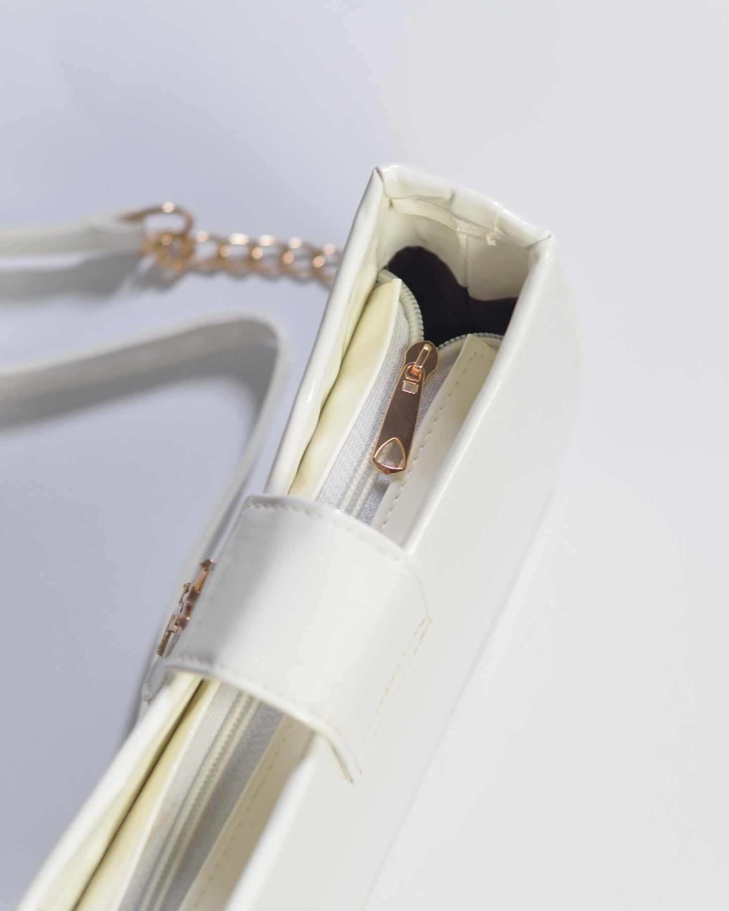 Luxury White Croc Texture Shoulder Bag with Gold Chain Strap